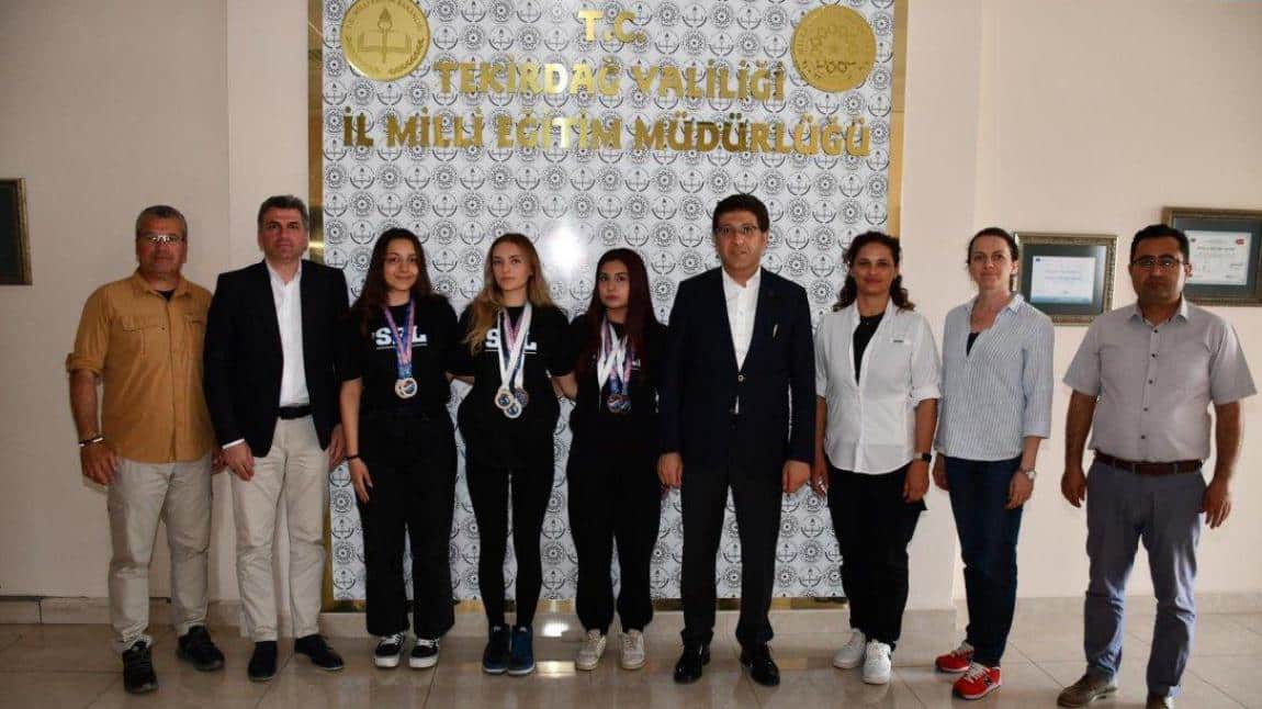 Şampiyon Öğrencilerimiz İl Milli Eğitim Müdürümüz Ersan Ulusan'ı Ziyaret Etti